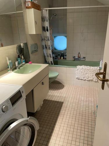 1-bed room Apartment in lively Kreis 4, fireplace