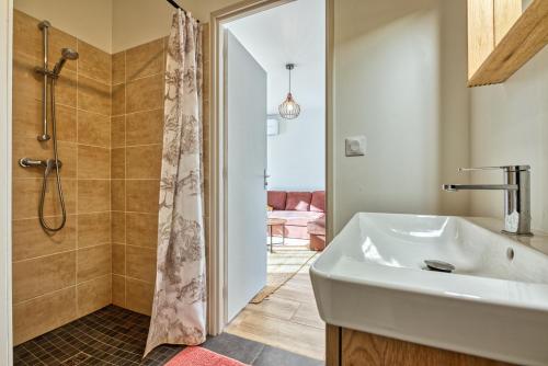 a bathroom with a sink and a shower at Le Moutchic in Lacanau