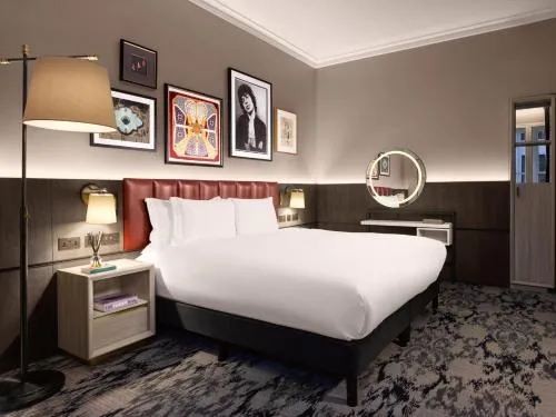The Trafalgar St James London Curio Collection by Hilton photo 12