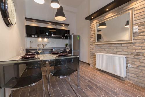 Køkken eller tekøkken på Luxury Apartment by Hi5-Városház Suite