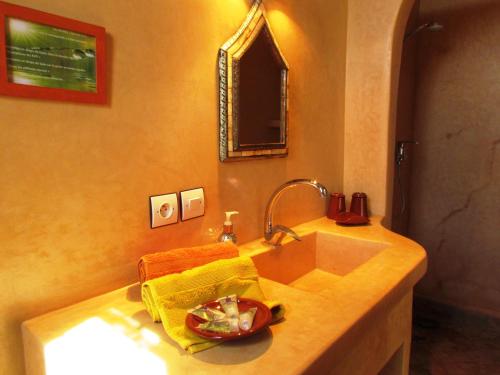 bagno con lavandino e specchio di Le Jardin Des Epices a Taroudant