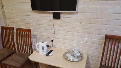Příslušenství pro přípravu čaje a kávy v ubytování Sunset Hotel