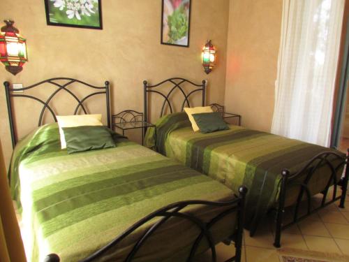 two beds sitting next to each other in a room at Le Jardin Des Epices in Taroudant