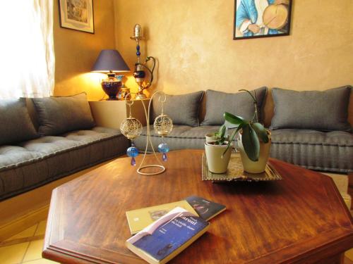 a living room with a coffee table and a couch at Le Jardin Des Epices in Taroudant