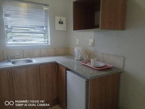 Cuina o zona de cuina de The Eden Hotel Germiston
