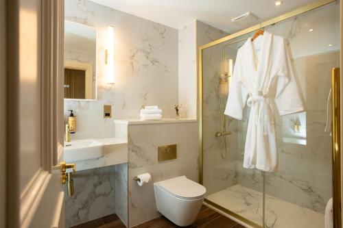 a bathroom with a toilet and a sink and a shower at Fernhill Hotel & Estate in Clonakilty