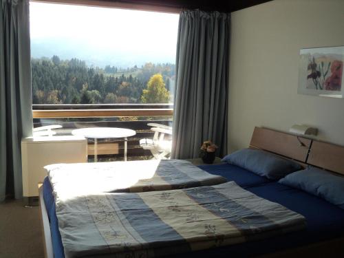 1 dormitorio con cama y ventana grande en Ferienwohnung Teddy, en Siegsdorf