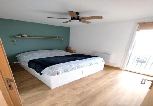 a bedroom with a bed and a ceiling fan at Blue lagon-350m plage-clim-parking in Saint-Cyprien-Plage