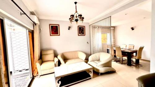 Luxueuse Villa avec Parking et Jardin