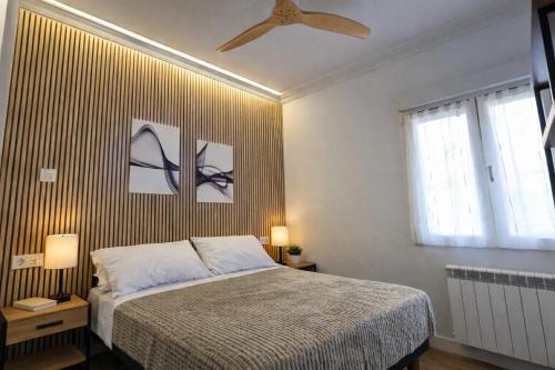 a bedroom with a bed and a ceiling fan at Oak Lodge - Oakplaces in León