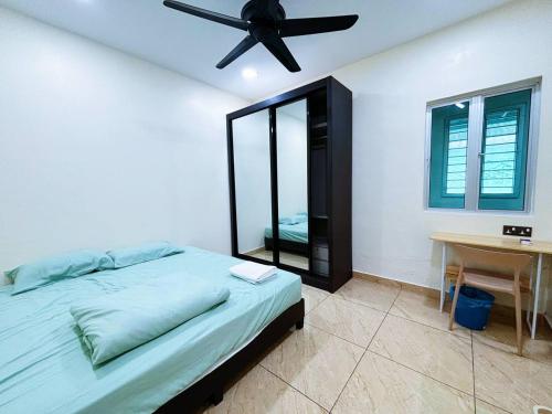 a bedroom with a bed and a ceiling fan at MiuMiu Homestay in Teluk Intan