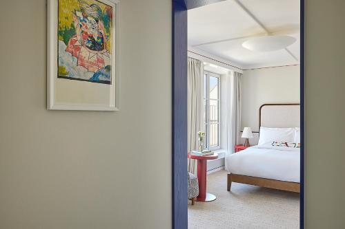 a bedroom with a bed and a painting on the wall at Miiro Spittelberg NEW OPENING in Vienna