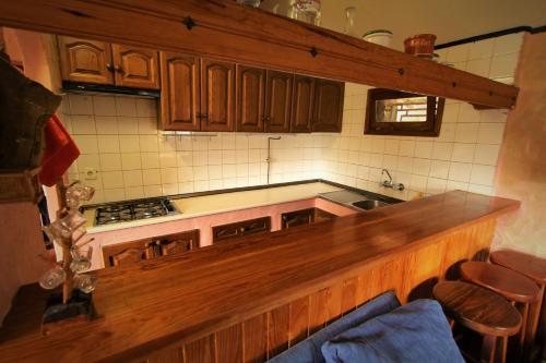 uma cozinha com uma bancada de madeira e armários de madeira em Casa Tajinastes del Teide em Las Cañadas del Teide
