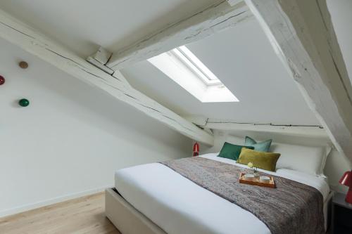 The Best Rent - Cozy one-bedroom in the Isola area with views of the Bosco Verticale