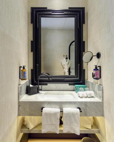 Hotel Montera Madrid, Curio Collection By Hilton photo 56