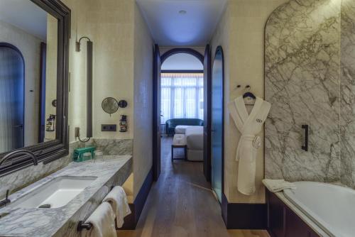 Hotel Montera Madrid, Curio Collection By Hilton photo 61