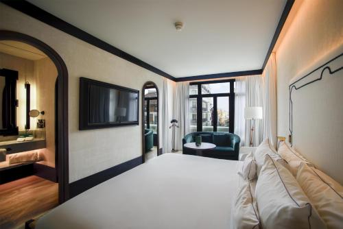 Hotel Montera Madrid, Curio Collection By Hilton photo 99