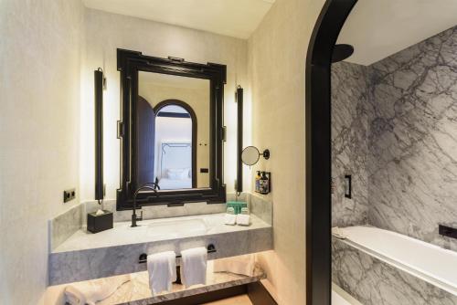 Hotel Montera Madrid, Curio Collection By Hilton photo 100