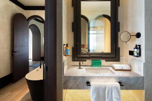 Hotel Montera Madrid, Curio Collection By Hilton photo 78