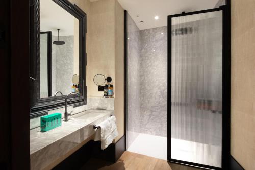 Hotel Montera Madrid, Curio Collection By Hilton photo 88