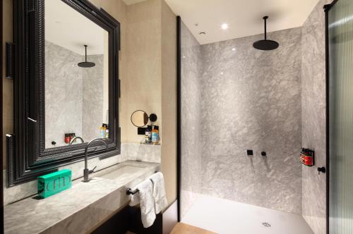 Hotel Montera Madrid, Curio Collection By Hilton photo 89