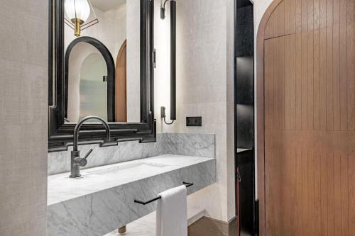 Hotel Montera Madrid, Curio Collection By Hilton photo 65