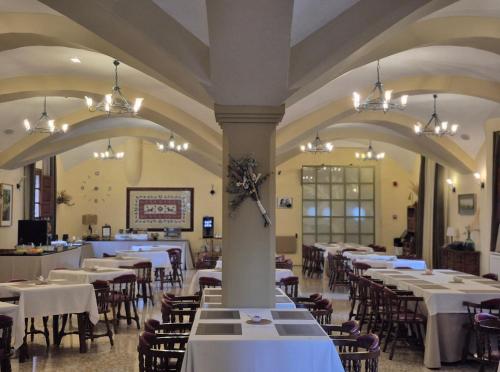 a dining room with tables and chairs in a building at Antiguas Eras La Alberca in La Alberca