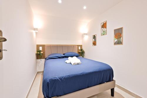 Champs Elysée Arc de Triomphe 2 Bedroom Apartment NetFlix