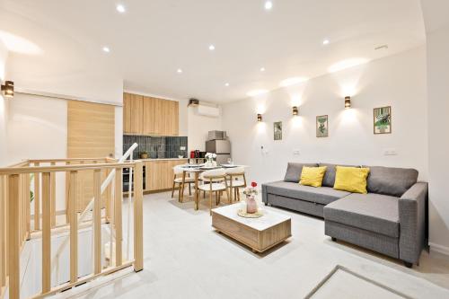 Champs Elysée Arc de Triomphe 2 Bedroom Apartment NetFlix