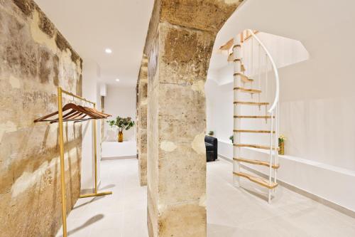 Champs Elysée Arc de Triomphe 2 Bedroom Apartment NetFlix