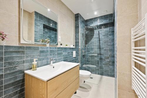 Champs Elysée Arc de Triomphe 2 Bedroom Apartment NetFlix
