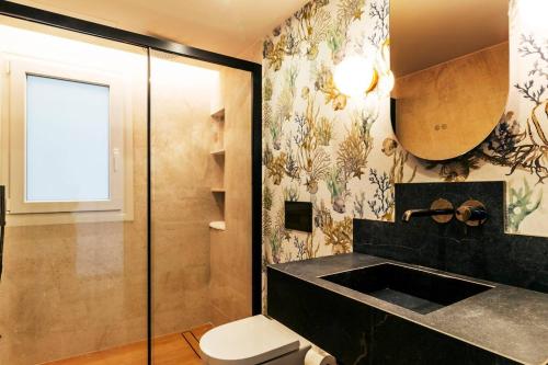 a bathroom with a shower and a toilet and a sink at Apartamento Pink Frontline Premium in Torrevieja