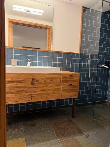 a bathroom with a sink and a mirror at Casa Vidinha in Faria de Baixo