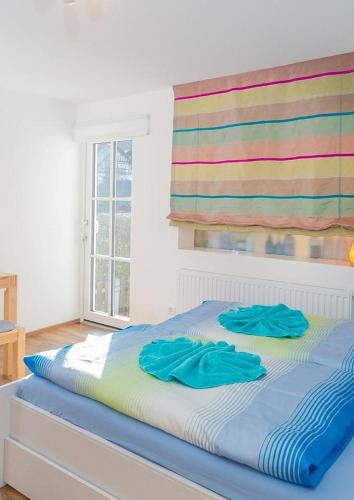 a bed with two blue towels on top of it at Appartement M&M in Schladming