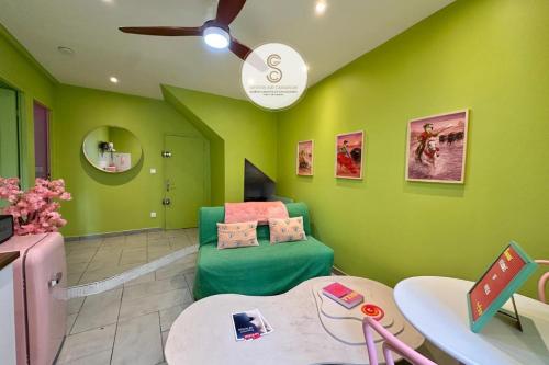 a childs room with green walls and a table at Arles Getaway - Le Flamant Vert in Arles