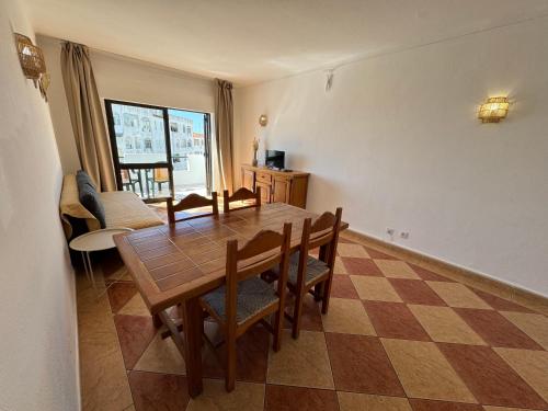 a dining room with a wooden table and chairs at Cerro Atlantico by Umbral in Albufeira