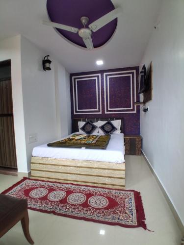 a bedroom with a bed with a ceiling at Om Datta Krupa Niwas Cottage in Mahabaleshwar