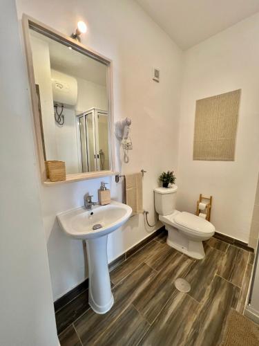 Sal e Luz Apartment في سانتا ماريا: حمام مزود بمغسلة ومرحاض