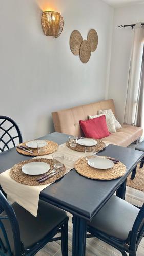 Sal e Luz Apartment في سانتا ماريا: طاولة عليها أطباق وأريكة