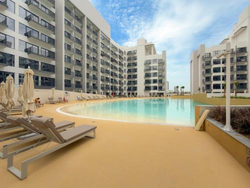 Modern 1BR with Balcony | Pool & Gym | Studio City