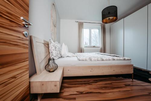 a bedroom with a bed and a window at Einzigartig in Kuchl
