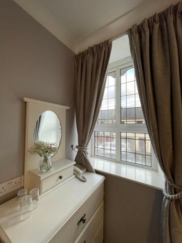 a dressing room with a mirror and a window at Riverside Guesthouse in Charlestown