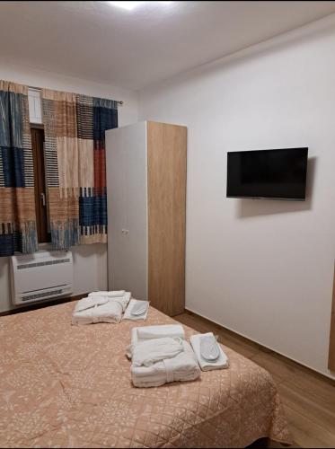 a room with two beds with towels on them at Da Tea in Olzai