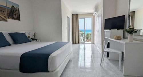 Llit o llits en una habitació de Hotel Medium Claramar