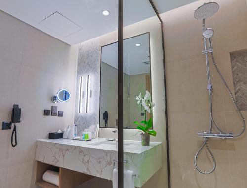ein Badezimmer mit Dusche und Waschbecken in der Unterkunft First Grand Hotel in Dammam