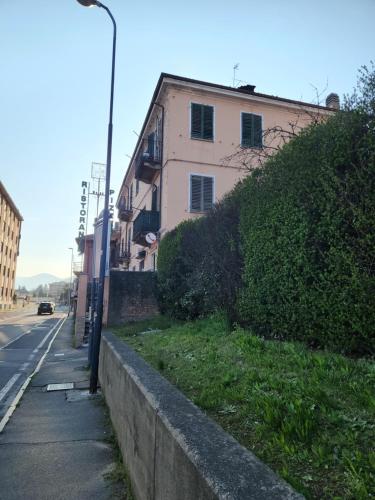 a street light next to a building on the side of a street at Casa di ringhiera 1 in Pinerolo