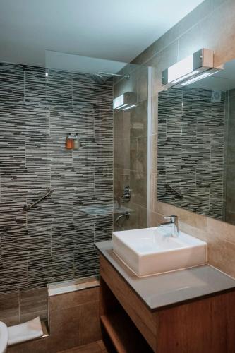 a bathroom with a sink and a shower at Basia Hotel & Sushi in San Carlos de Bariloche