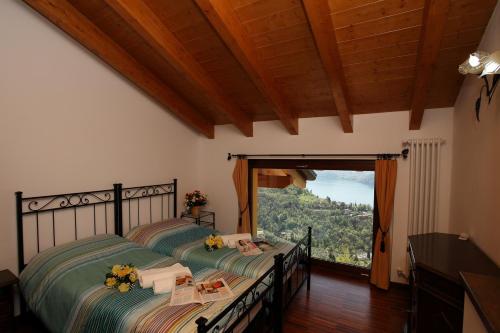 a bedroom with a bed and a large window at Alto Perledo in Perledo