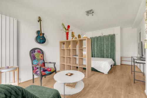 a living room with a bed and a table at ღ La Bohème - avec Parking - Aéroport et Airbus in Blagnac