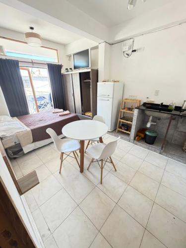 a room with a table and chairs and a bed at Dulce Descanso in Salta